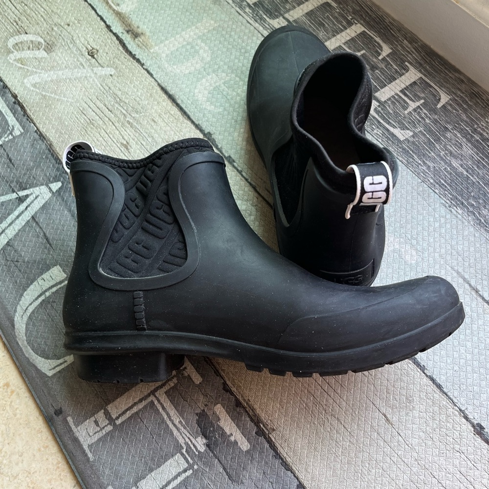 UGG Waterproof Rainboot with warm cozy sheepskin insole! Gently used